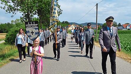 Der Jubelverein beim Auszug zum Festzelt.