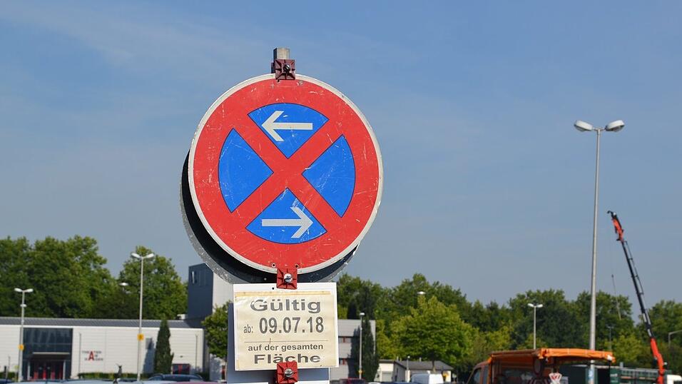 Parkverbotsschilder weisen die Autofahrer auf die Sperrungen hin.