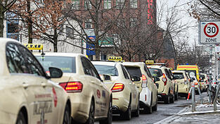 In Straubing sind derzeit insgesamt 43 Taxis zugelassen (Symbolfoto). In Straubing sind derzeit insgesamt 43 Taxis zugelassen (Symbolfoto).