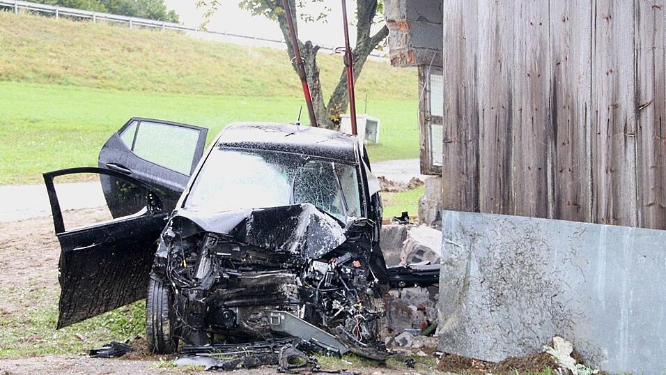 Am Mittwoch kam im Schauflinger Ortsteil Nemering ein Auto von der Straße ab und landete in einem Stall. Am Mittwoch kam im Schauflinger Ortsteil Nemering ein Auto von der Straße ab und landete in einem Stall.