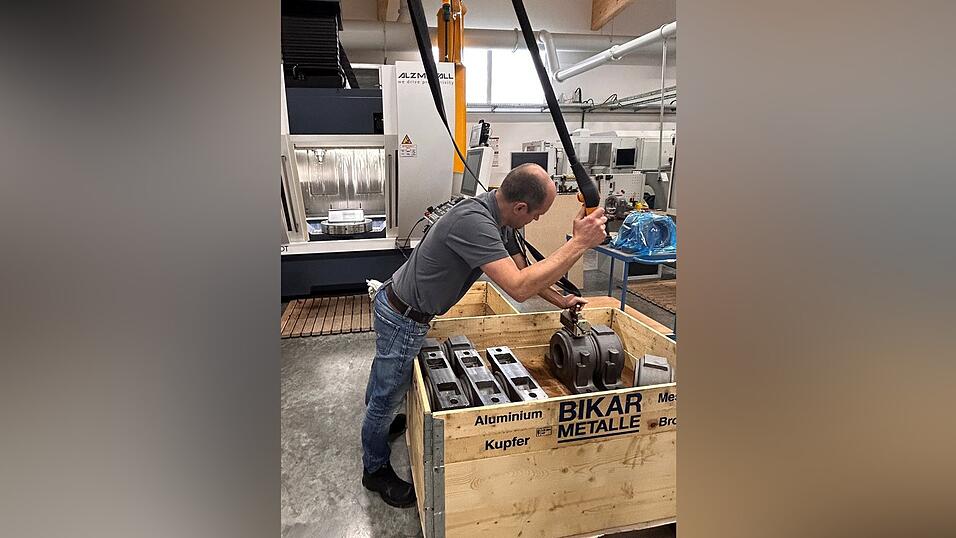 Die Arbeit in seiner Firma bedeutet ihm alles. Die Arbeit in seiner Firma bedeutet ihm alles.