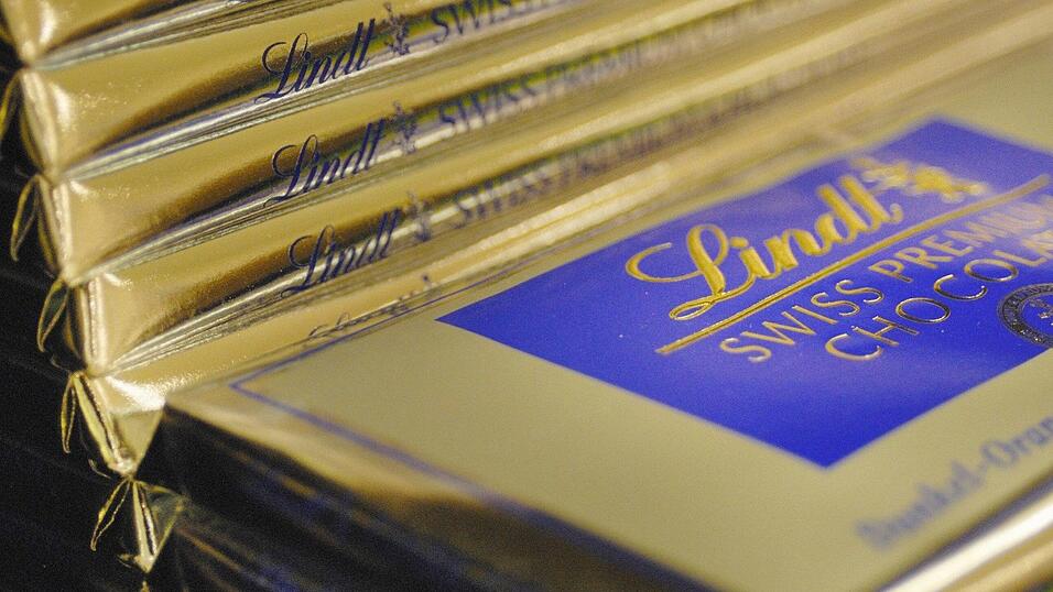 Ihre Bücher sind für den Herbst und den Winter gedacht, sagt Lisa Graf: Dann, wenn man gemütlich auf dem Sofa liegen und ein Stück Schokolade beim Schmökern essen kann - zum Beispiel von Lindt. Ihre Bücher sind für den Herbst und den Winter gedacht, sagt Lisa Graf: Dann, wenn man gemütlich auf dem Sofa liegen und ein Stück Schokolade beim Schmökern essen kann - zum Beispiel von Lindt.