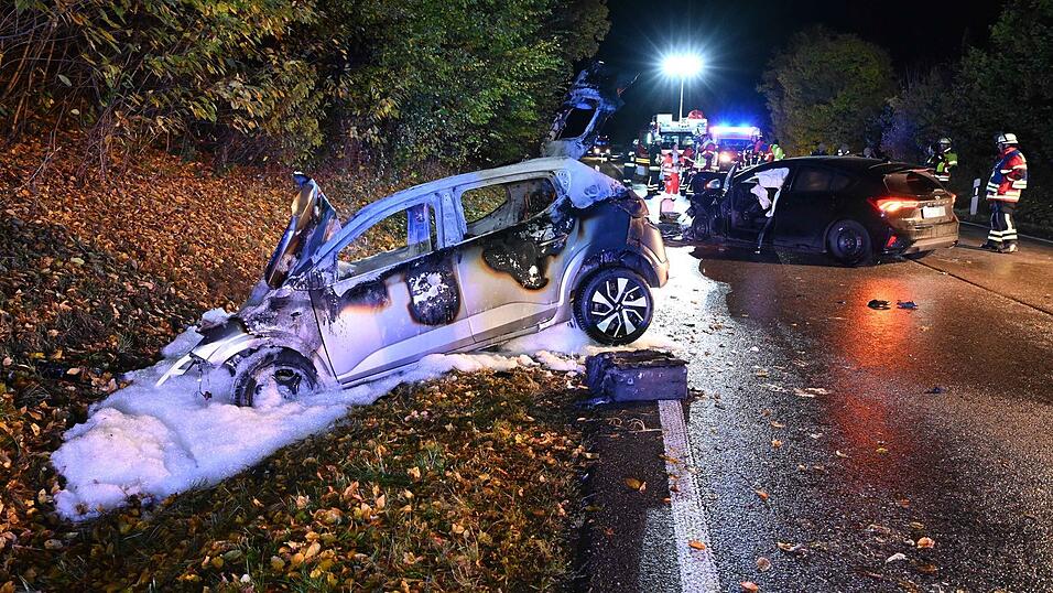 Beim Zusammenstoß auf der B299 sind die Autos total beschädigt worden.  Beim Zusammenstoß auf der B299 sind die Autos total beschädigt worden.