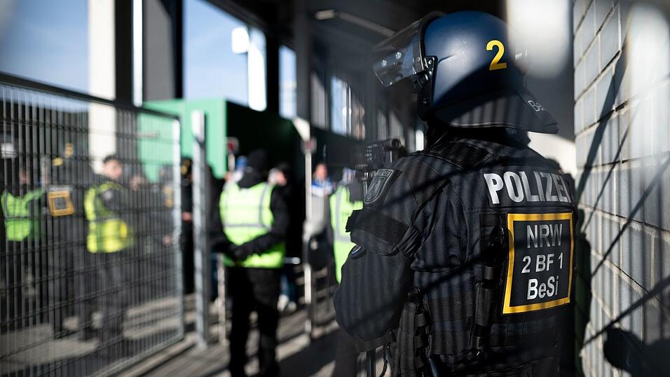 Die Fans stören sich oft auch an der Polizei-Präsenz. Die Fans stören sich oft auch an der Polizei-Präsenz.