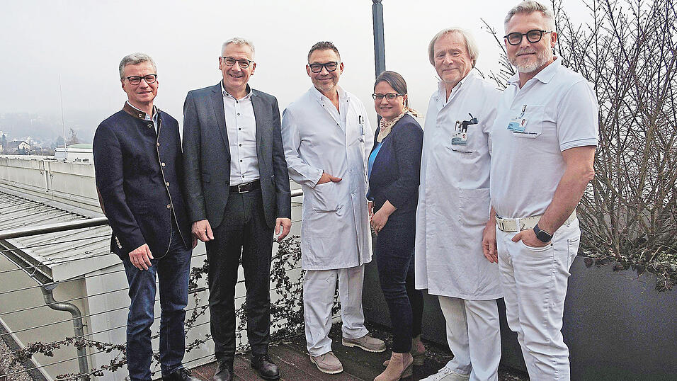 Freuen sich &uuml;ber den neuen Chefarzt der Kinderklinik am Donauisar Klinikum Deggendorf, Professor R&uuml;diger Adam (3.v.l.) , der am 1. M&auml;rz die Nachfolge von Dr. Michael Mandl angetreten hat (v.l.): der Deggendorfer Landrat Bernd Sibler, Landrat Werner Bumeder (Landkreis Dingolfing-Landau), DIK-Vorst&auml;ndin Amelie Becher sowie die beiden &Auml;rztlichen Direktoren Professor Stefan Rath und Dr. Heribert Fr&ouml;schl.