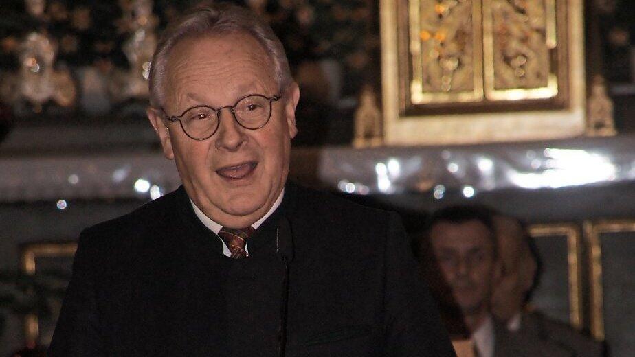 Richard Gabler (linkes Bild) trug in der festlich geschmückten Wörther Pfarrkirche die Heilige Nacht vor. Begleitet wurde er vom MGV Pfatter und von der Stubenmusik Pfatter. Richard Gabler (linkes Bild) trug in der festlich geschmückten Wörther Pfarrkirche die Heilige Nacht vor. Begleitet wurde er vom MGV Pfatter und von der Stubenmusik Pfatter.