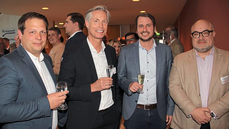 Erst Sektempfang, dann Wirtschaftsempfang: Christoph Schr&ouml;der (2.v.l.), Leiter des Dingolfinger BMW-Werks, und sein Pressesprecher Manuel Sattig (rechts) freuten sich mit B&uuml;rgermeister Matthias Kohlmayer und dessen Stellvertreter Thomas Lorenz (links) &uuml;ber die Zusammenkunft in der Landauer Stadthalle.