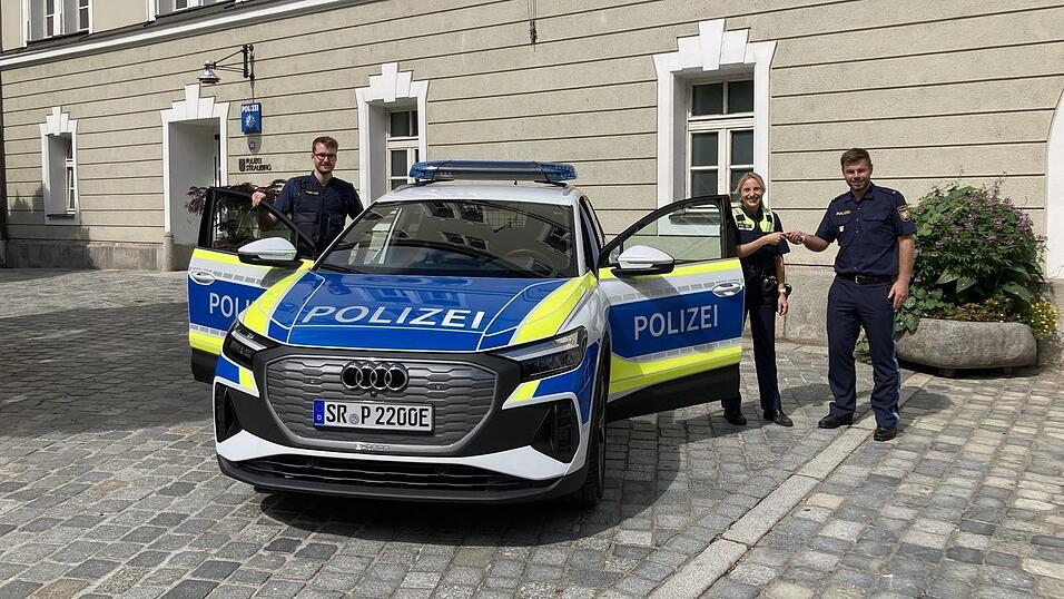 Schlüsselübergabe für den neuen Einsatzwagen der Polizei. Schlüsselübergabe für den neuen Einsatzwagen der Polizei.