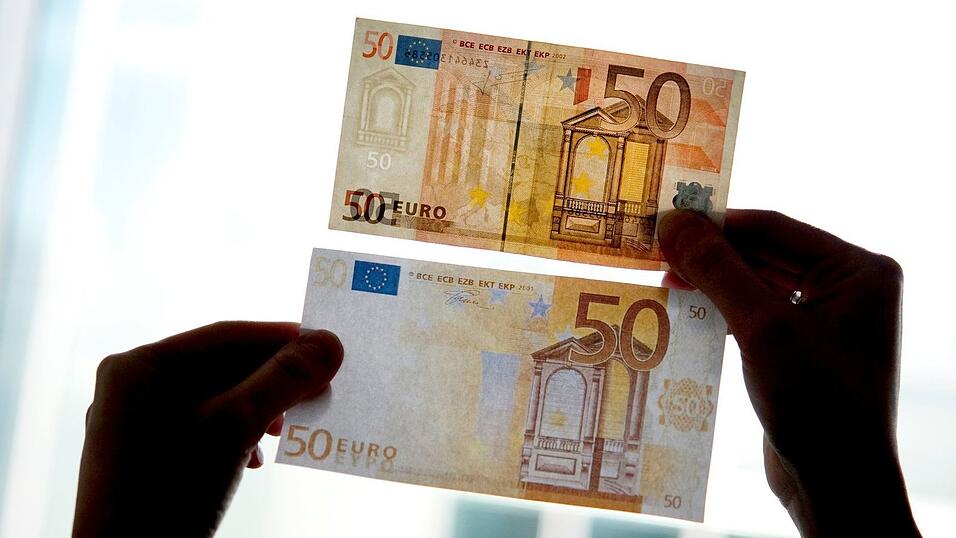 Der Jugendliche wollte mit einem falschen Fünfzig-Euro-Schein in einem Fast-Food-Restaurant zahlen. (Symbolbild)