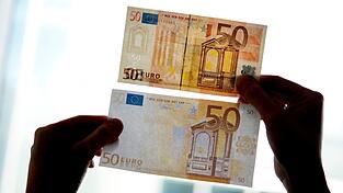 Der Jugendliche wollte mit einem falschen Fünfzig-Euro-Schein in einem Fast-Food-Restaurant zahlen. (Symbolbild) Der Jugendliche wollte mit einem falschen Fünfzig-Euro-Schein in einem Fast-Food-Restaurant zahlen. (Symbolbild)