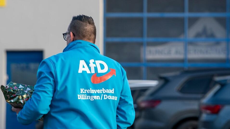 Ein Mann mit AfD-Jacke ist auf dem Weg zur Gründung der bayerischen Generation Deutschland. Ein Mann mit AfD-Jacke ist auf dem Weg zur Gründung der bayerischen Generation Deutschland.