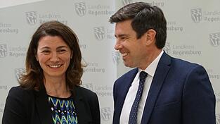 Wahlsiegerin Tanja Schweiger am Sonntagabend mit ihrem Hauptherausfoprderer Patrick Grossmann.