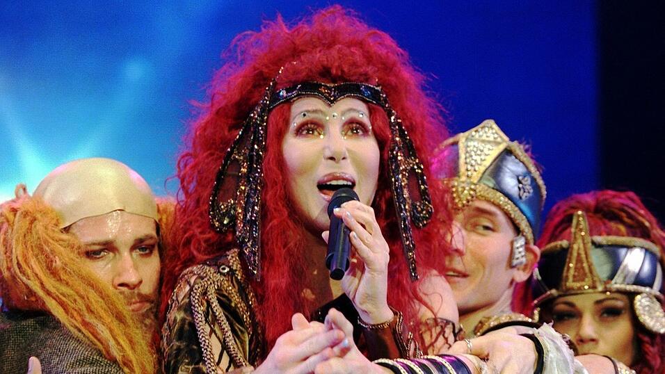 Cher ist bekannt für ihre Kostüme. (Archivbild) Cher ist bekannt für ihre Kostüme. (Archivbild)