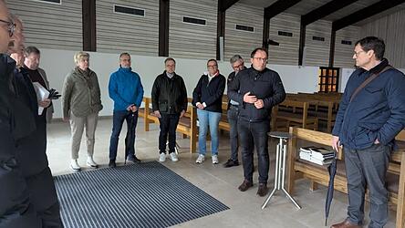 Der Bauauschuss begutachtet das fertige Geb&auml;ude des Friedhof von innen.