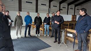 Der Bauauschuss begutachtet das fertige Geb&auml;ude des Friedhof von innen.