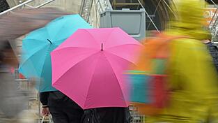 Den Regenschirm sollte man in der letzten Ferienwoche in Bayern griffbereit haben. (Symbolbild)