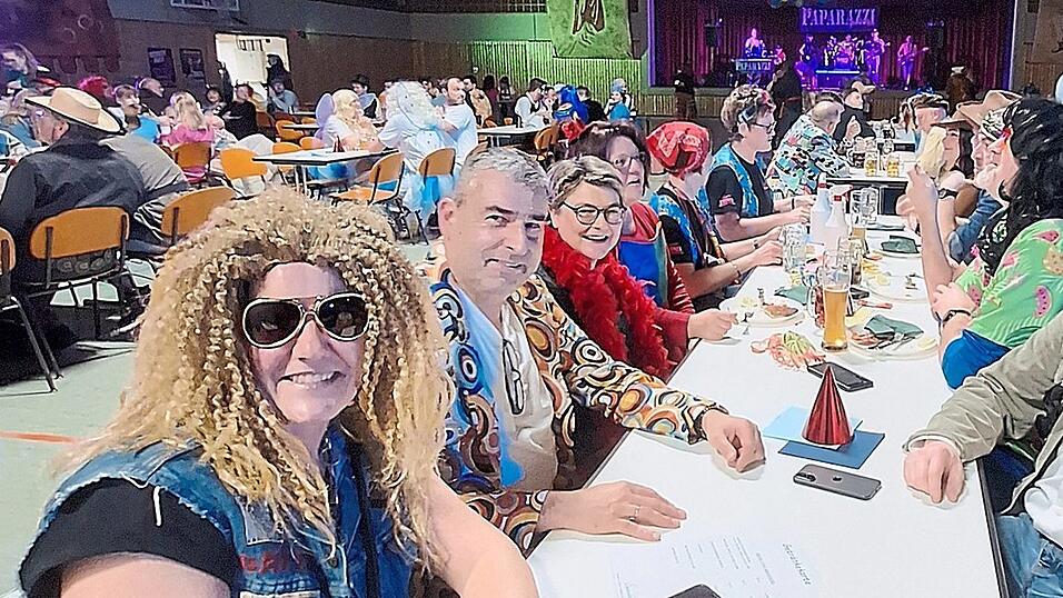 Ob mit Per&uuml;cke oder aufgemalten Schnurrbart - die Besucher machten sich wieder schick.