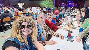 Ob mit Per&uuml;cke oder aufgemalten Schnurrbart - die Besucher machten sich wieder schick.