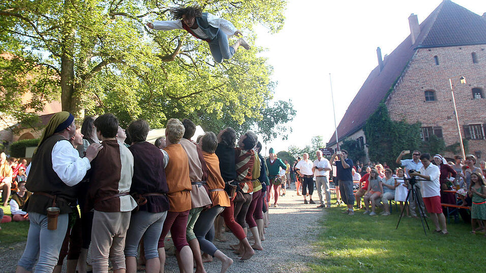 Nicht nur beim 'Fuchsprellen' geht's beim Burgfest hoch her. (Foto: cv) Nicht nur beim 'Fuchsprellen' geht's beim Burgfest hoch her. (Foto: cv)