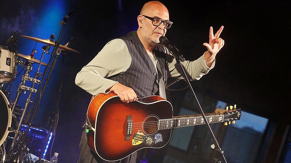 Hannes Ringlstetter beim SV Großköllnbach - mit leuchtend gelben SVG-Aufkleber auf der Gitarre. Hannes Ringlstetter beim SV Großköllnbach - mit leuchtend gelben SVG-Aufkleber auf der Gitarre.