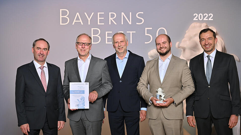 Die Geschäftsführer Stephan Stadler (2.v.l.), Hans-Jürgen Honner (Mitte) und Daniel Honner (2.v.r.) nahmen die Auszeichnung und Ehrung 'Bayerns Best 50' für Edeka 'Stadler & Honner' von Bayerns Wirtschaftsminister Hubert Aiwanger (l.) und Juror Stefan Schmal (r.) entgegen. Die Geschäftsführer Stephan Stadler (2.v.l.), Hans-Jürgen Honner (Mitte) und Daniel Honner (2.v.r.) nahmen die Auszeichnung und Ehrung 'Bayerns Best 50' für Edeka 'Stadler & Honner' von Bayerns Wirtschaftsminister Hubert Aiwanger (l.) und Juror Stefan Schmal (r.) entgegen.