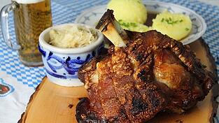 Mit dem neuen Rezept der 'Frau am Grill' bereiten Sie kinderleicht eine knusprige und saftige Schweinshaxe zu. Genießen wie im Bierzelt geht nämlich auch daheim!