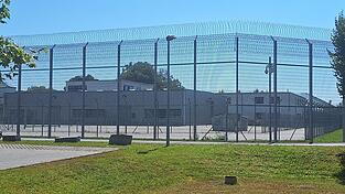 Bei einem begleiteten Freigang gelangte ein Patient der Forensik des BKH Mainkofen am Donnerstagnachmittag temporär auf freien Fuß. Bei einem begleiteten Freigang gelangte ein Patient der Forensik des BKH Mainkofen am Donnerstagnachmittag temporär auf freien Fuß.