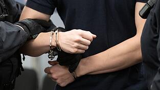 Am Oberlandesgericht Dresden m&uuml;ssen sich acht junge M&auml;nner aus der rechten Szene wegen Beteiligung an einer terroristischen Organisation verantworten.