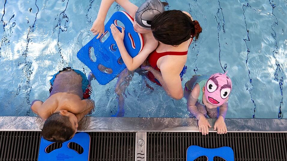 Einen Platz im Schwimmkurs zu ergattern ist nicht leicht. (Archivbild)