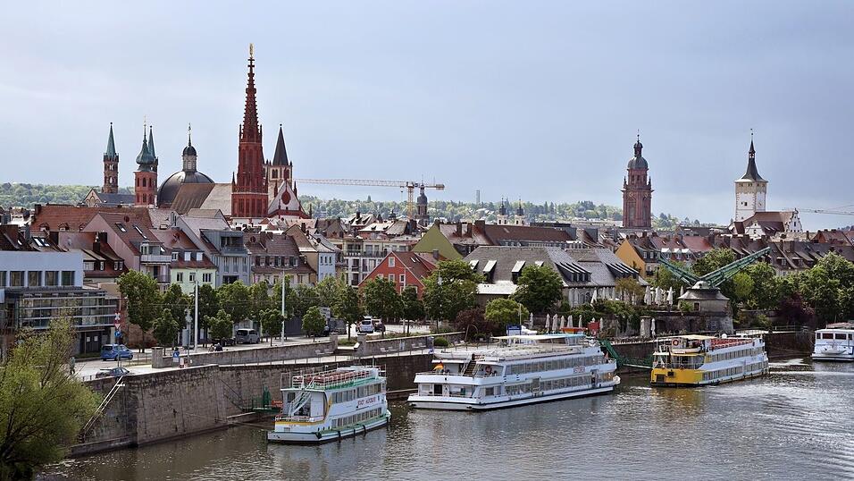 Ein Mann hat ein kleines Mädchen gerettet, das in Würzburg in den Main gefallen war. (Symbolbild) Ein Mann hat ein kleines Mädchen gerettet, das in Würzburg in den Main gefallen war. (Symbolbild)