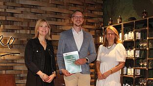 Unternehmerin Christina Anleitner aus Bad Kötzting sowie Josef Ebnet und Gabriele Dietl von der IHK Regensburg für Oberpfalz/Kelheim möchten möglichst viele Händler für die Roadshow am 16. Juli im Modehaus Frey in Cham begeistern. Unternehmerin Christina Anleitner aus Bad Kötzting sowie Josef Ebnet und Gabriele Dietl von der IHK Regensburg für Oberpfalz/Kelheim möchten möglichst viele Händler für die Roadshow am 16. Juli im Modehaus Frey in Cham begeistern.