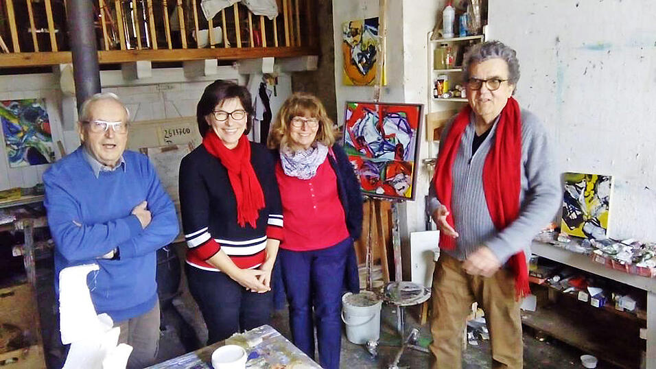 Besuch bei K&uuml;nstler Heiko Herrmann (rechts) und seiner Frau im Atelier in Pertolzhofen. Mit auf dem Foto Elisabeth Ertl, Vorsitzende des Rodinger Kulturvereins, und Emil Kerstein.