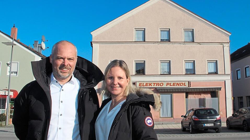 Stefan und Melanie Knobl haben das Plendl-Haus am Marktplatz 30 erworben und planen einen Neubau, der Platz für Büroräume und acht Seniorenwohnungen bietet. Stefan und Melanie Knobl haben das Plendl-Haus am Marktplatz 30 erworben und planen einen Neubau, der Platz für Büroräume und acht Seniorenwohnungen bietet.