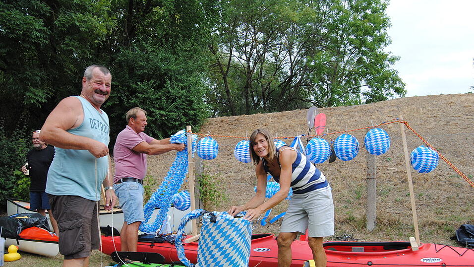 Vor der Lampionfahrt schm&uuml;cken die Teilnehmer der Lampionfahrt ihre Boote mit Dekoration und vielen Lichtern.