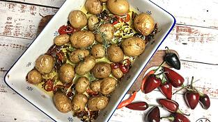 Die Kartoffeln kommen nur mit etwas Olivenöl und Gewürzen in den heißen Ofen.
