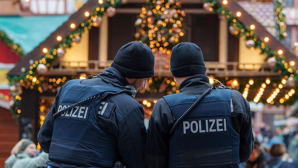 Einsatz auf dem Weihnachtsmarkt: Wegen des randalierenden Mannes rückt die Polizei aus. (Symbolbild) Einsatz auf dem Weihnachtsmarkt: Wegen des randalierenden Mannes rückt die Polizei aus. (Symbolbild)