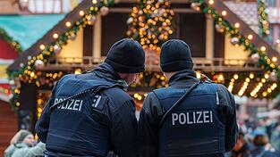 Einsatz auf dem Weihnachtsmarkt: Wegen des randalierenden Mannes rückt die Polizei aus. (Symbolbild) Einsatz auf dem Weihnachtsmarkt: Wegen des randalierenden Mannes rückt die Polizei aus. (Symbolbild)