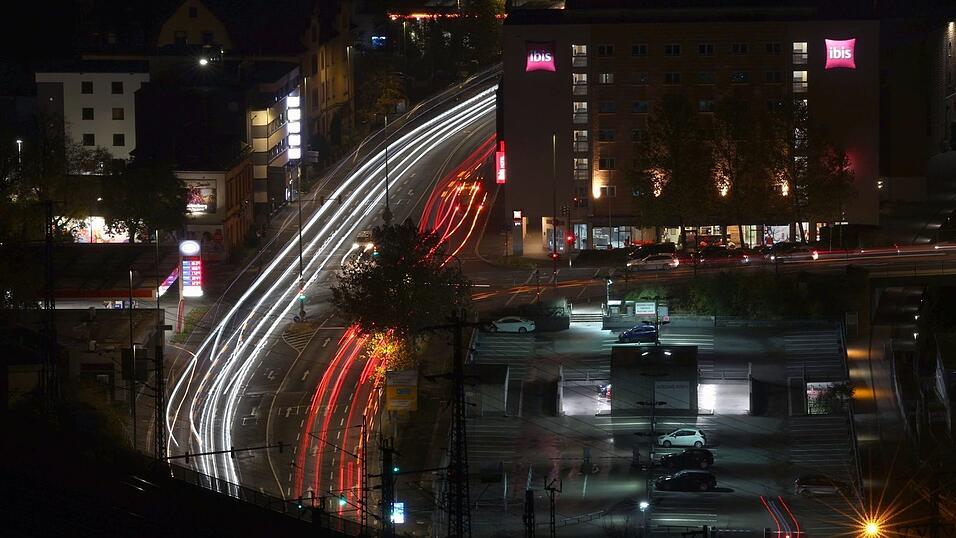 Weil viele Stra&szlig;en glatt sind, fahren in W&uuml;rzburg zun&auml;chst keine Busse. (Archivbild)