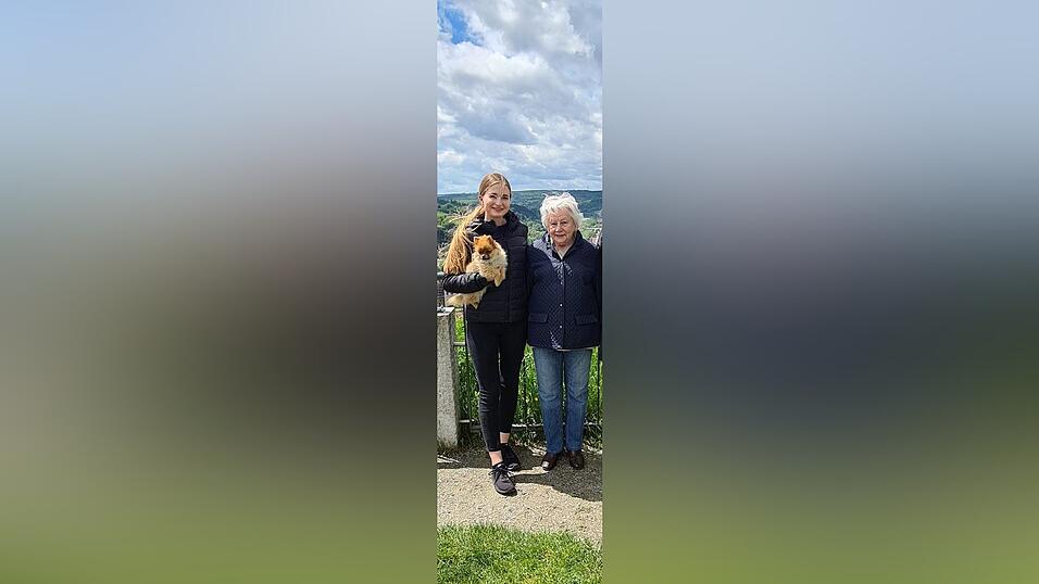 Unsere Autorin Anna Roppelt mit ihrer Oma Anni und ihrem Hund Mila bei der Veste Oberhaus.