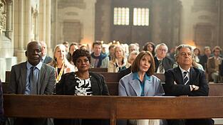 Zum 40. Hochzeitstag von Marie (Chantal Lauby, Zweite von rechts) und Claude (Christian Clavier, rechts) reisen die Schwiegereltern der vier Töchter aus aller Welt an. Zum 40. Hochzeitstag von Marie (Chantal Lauby, Zweite von rechts) und Claude (Christian Clavier, rechts) reisen die Schwiegereltern der vier Töchter aus aller Welt an.