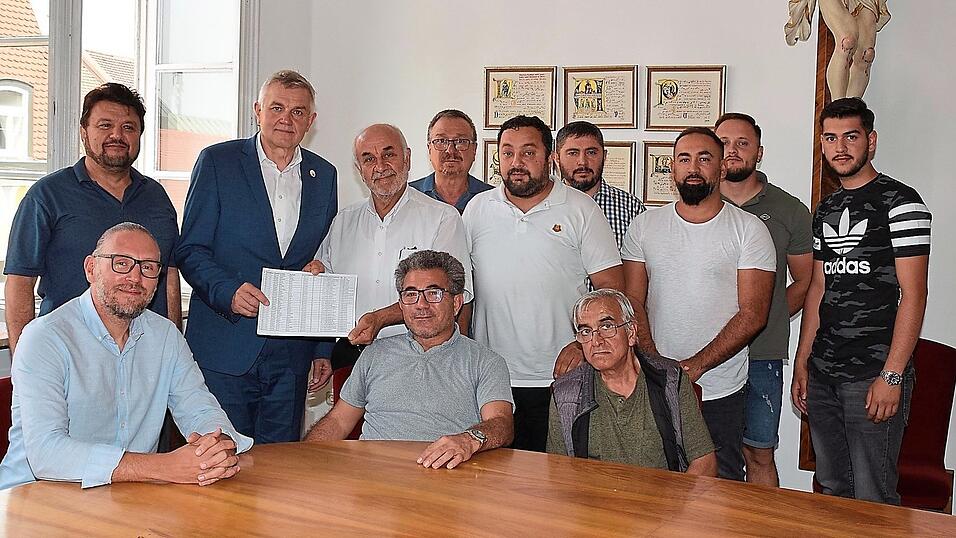 527 Unterschriften für einen muslimischen Friedhof in Moosburg wurden an Bürgermeister Josef Dollinger (stehend 2.v.l.) übergeben durch (v.l.) Emrah Özkoc, Edogan Aydeniz, Muharrem Söhmelioglu (Vorstand DITIB Moschee), Ali Zorlu, Ali Deren (IGMG Moschee Mitglied), Orhan Söhmelioglu, Mahmud Cetin (IGMG Moschee Mitglied), Zehi Demir (IGMG Moschee Mitglied), Ferdi Ziroli, Festim Jaleubi und Hamza Ziroli. 527 Unterschriften für einen muslimischen Friedhof in Moosburg wurden an Bürgermeister Josef Dollinger (stehend 2.v.l.) übergeben durch (v.l.) Emrah Özkoc, Edogan Aydeniz, Muharrem Söhmelioglu (Vorstand DITIB Moschee), Ali Zorlu, Ali Deren (IGMG Moschee Mitglied), Orhan Söhmelioglu, Mahmud Cetin (IGMG Moschee Mitglied), Zehi Demir (IGMG Moschee Mitglied), Ferdi Ziroli, Festim Jaleubi und Hamza Ziroli.