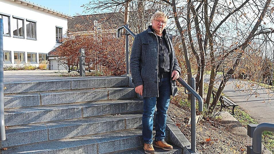 Statt am Dorfbach wird der Pösinger Christkindlmarkt am ersten Advent heuer am Bürgerhaus stattfinden. Kompakt verteilt auf drei Ebenen. Für Bürgermeister Michael Reith hat der neue Standort gleich mehrere Vorteile, auch wenn das Ambiente sicher nicht das selbe sein wird. Statt am Dorfbach wird der Pösinger Christkindlmarkt am ersten Advent heuer am Bürgerhaus stattfinden. Kompakt verteilt auf drei Ebenen. Für Bürgermeister Michael Reith hat der neue Standort gleich mehrere Vorteile, auch wenn das Ambiente sicher nicht das selbe sein wird.