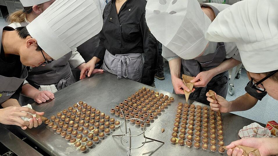Mit Leidenschaft und Pr&auml;zision wurden die Hohlk&ouml;rper mit feiner F&uuml;llung versehen.