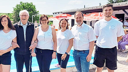 Bei der feierlichen Freibad-Eröffnung in Schambach (von rechts): Nico Wilke, Bernhard Ebenbeck, Sabine Lazar, Birgitt Ebenbeck, Pfarrer Willibald Hirsch, Bianca Lanzinger und Bürgermeister Christian Hirtreiter