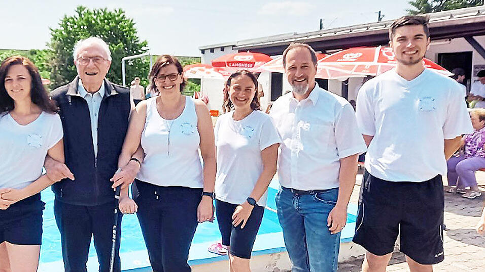 Bei der feierlichen Freibad-Eröffnung in Schambach (von rechts): Nico Wilke, Bernhard Ebenbeck, Sabine Lazar, Birgitt Ebenbeck, Pfarrer Willibald Hirsch, Bianca Lanzinger und Bürgermeister Christian Hirtreiter
