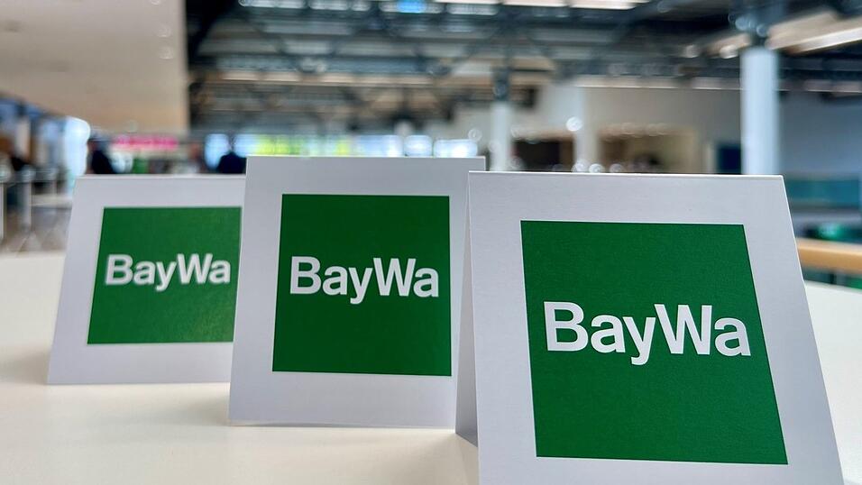 Tischaufsteller bei der Baywa-Hauptversammlung in München. Ein Jahr nach der Fast-Pleite des Traditionsunternehmens hat sich die Staatsanwaltschaft mit einem Ermittlungsverfahren eingeschaltet. (Symbolbild) Tischaufsteller bei der Baywa-Hauptversammlung in München. Ein Jahr nach der Fast-Pleite des Traditionsunternehmens hat sich die Staatsanwaltschaft mit einem Ermittlungsverfahren eingeschaltet. (Symbolbild)