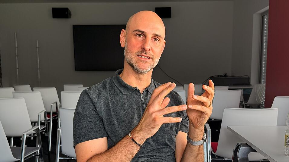 Der fokussierte Dr. Alexander Schmalhofer ist ein Fußballstratege mit menschlichem Antlitz. Der fokussierte Dr. Alexander Schmalhofer ist ein Fußballstratege mit menschlichem Antlitz.
