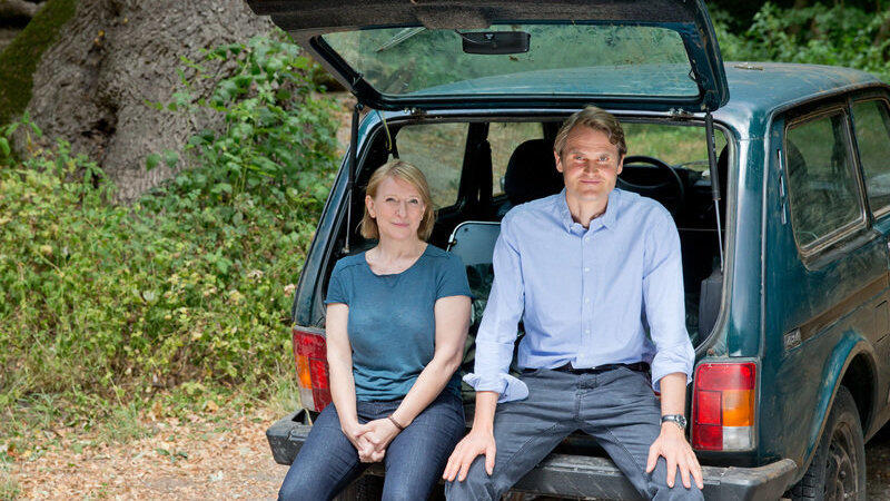 Die Schauspieler Fabian Hinrichs und Dagmar Manzel sitzen in einer Pause bei Dreharbeiten des Franken-Tatorts mit dem Titel 'Das Recht, sich zu sorgen'. Die Schauspieler Fabian Hinrichs und Dagmar Manzel sitzen in einer Pause bei Dreharbeiten des Franken-Tatorts mit dem Titel 'Das Recht, sich zu sorgen'.