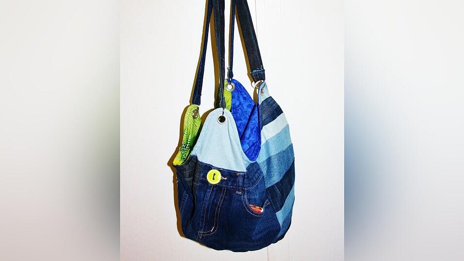 So sieht die fertige Patchwork-Beuteltasche aus. So sieht die fertige Patchwork-Beuteltasche aus.
