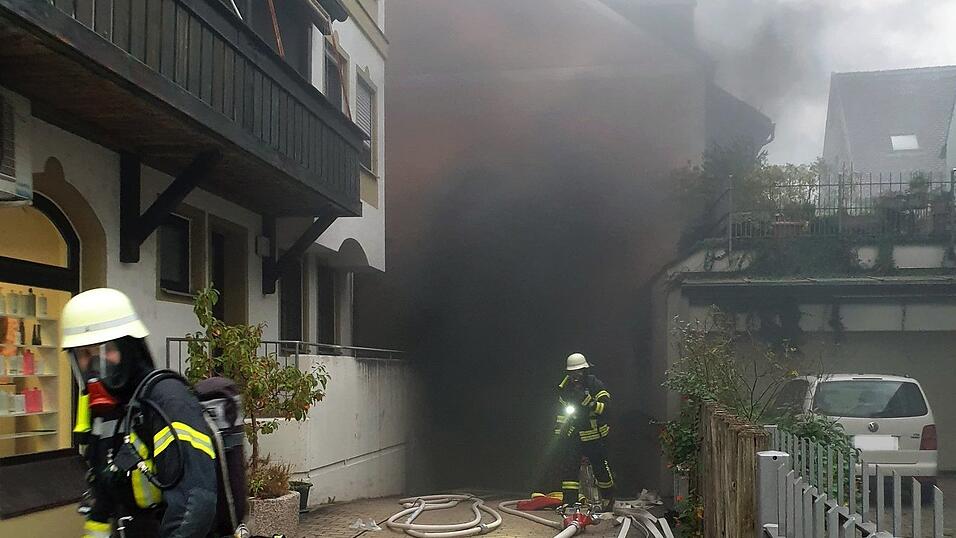 Dichter, schwarzer Rauch drang aus dem Rolltor der Tiefgarageneinfahrt. Dichter, schwarzer Rauch drang aus dem Rolltor der Tiefgarageneinfahrt.